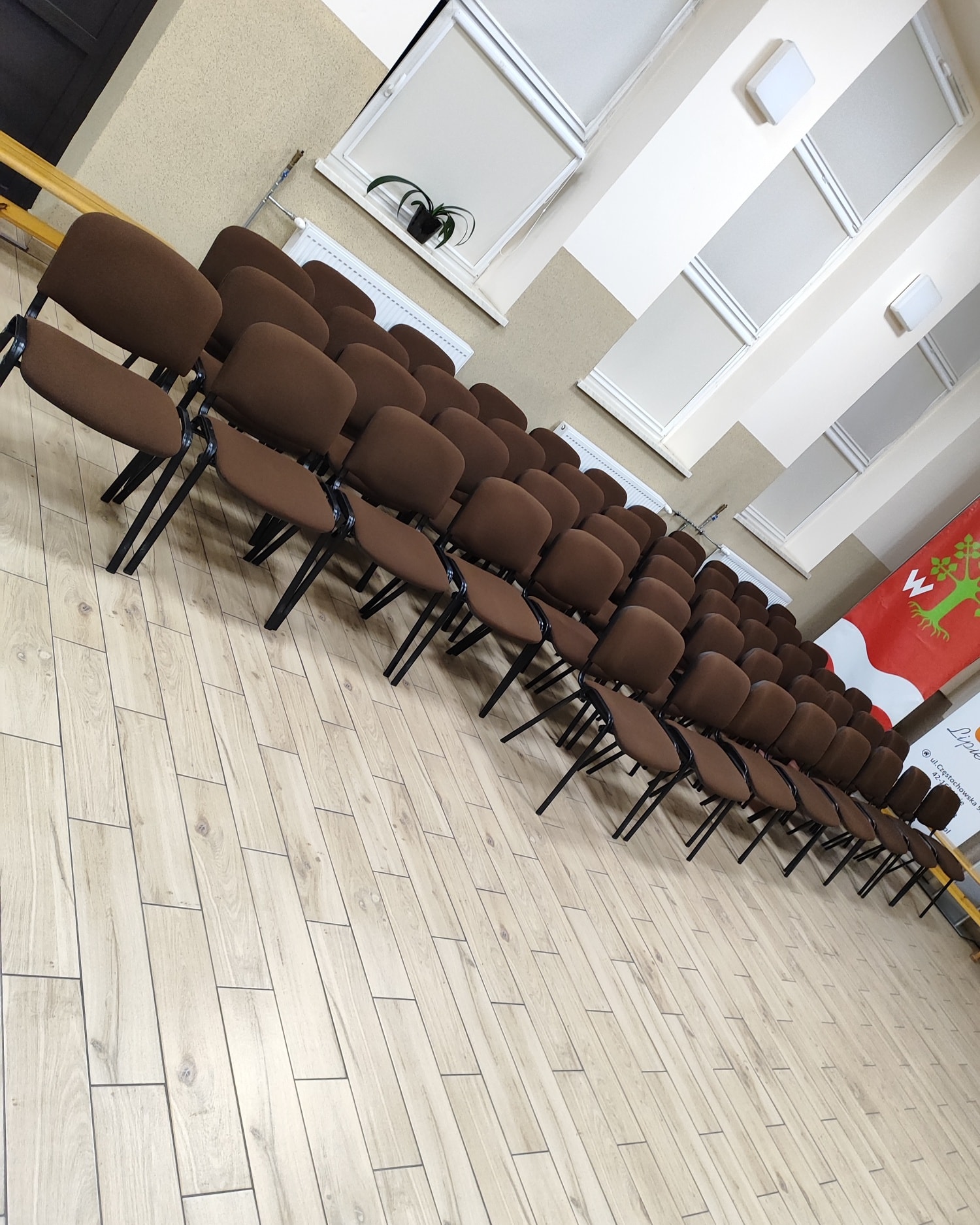 Pranie krzeseł GOK Lipie — efekt po praniu, sala gotowa na kolejne wydarzenia